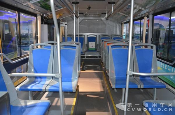 超級精靈G68純電動公交車內飾.jpg