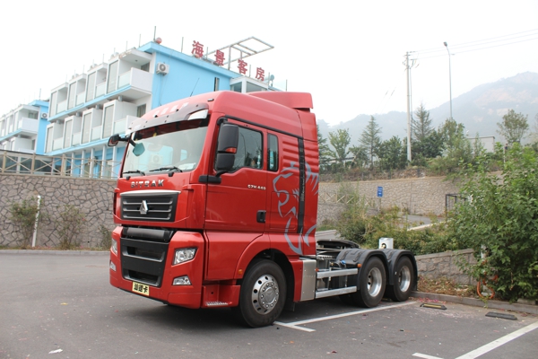 現(xiàn)場展示的中國重汽汕德卡C7H 440馬力牽引車 (5).jpg