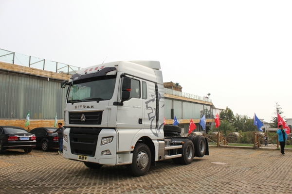 現(xiàn)場展示的中國重汽汕德卡C7H 440馬力牽引車 (2).jpg