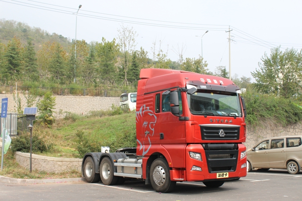 現(xiàn)場展示的中國重汽汕德卡C7H 440馬力牽引車 (1).jpg