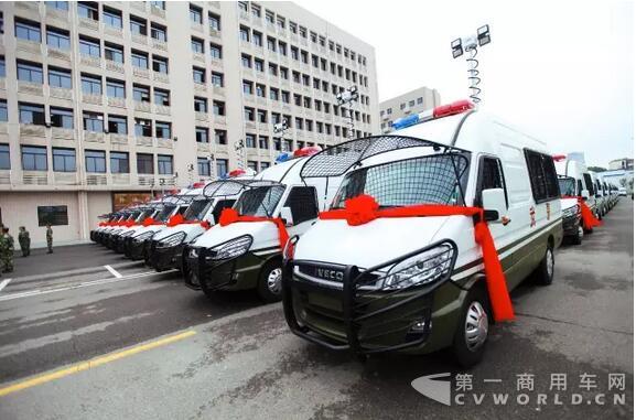 南京依維柯武警湖北省總隊防暴巡邏車圓滿交付！.jpg