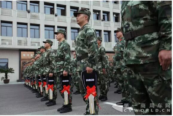 南京依維柯武警湖北省總隊防暴巡邏車圓滿交付！4.jpg