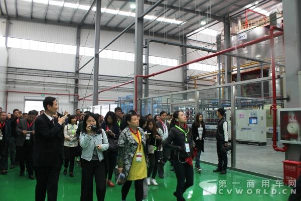 與會賓客一行參觀河北武安銀隆新能源產(chǎn)業(yè)園-2.jpg