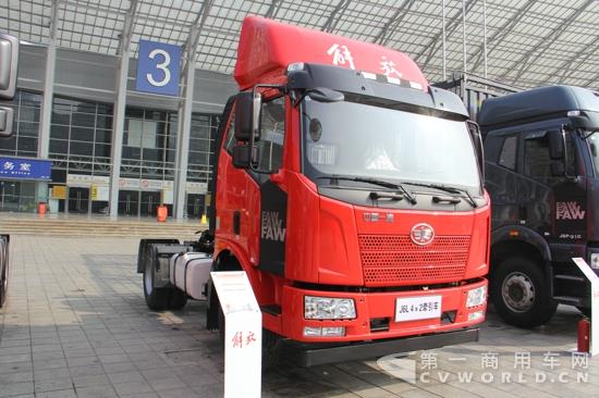 解放J6L 4×2牽引車，220馬力 (1).jpg