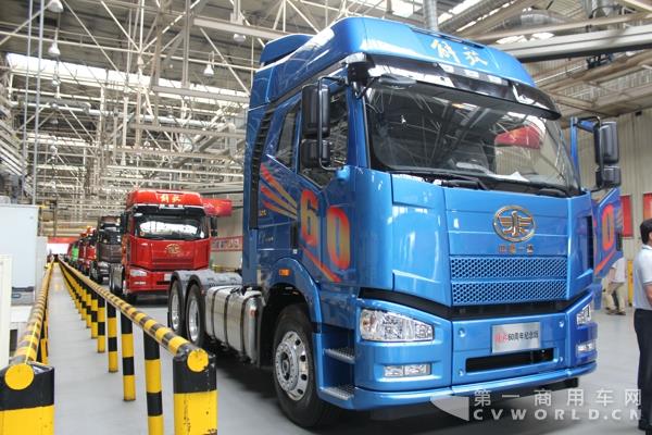 解放卡車誕生60周年暨紀(jì)念版車型下線儀式現(xiàn)場展示的解放J6 60周年紀(jì)念版 (1).jpg