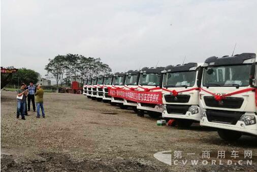 兩地同時(shí)批量交付HOWO-T系產(chǎn)品轎運(yùn)車.jpg