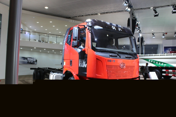 一汽解放展示的J6L4×2國五載貨車 (1).jpg