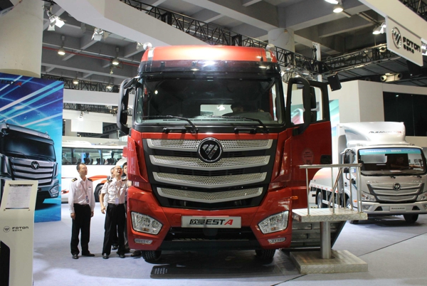 福田汽車展示的互聯(lián)網(wǎng)超級卡車歐曼EST A 6X4標準型牽引車外觀及內(nèi)飾 (3).jpg