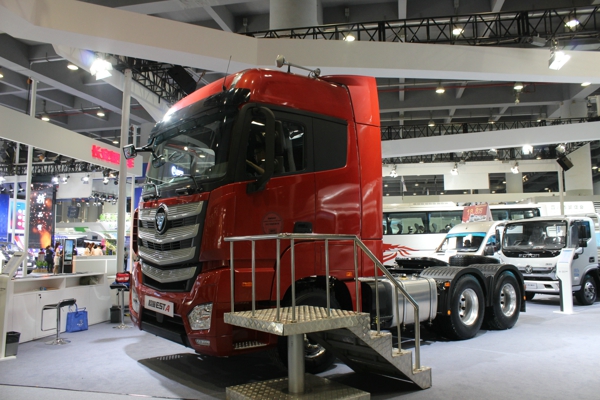福田汽車展示的互聯(lián)網(wǎng)超級卡車歐曼EST A 6X4標準型牽引車外觀及內(nèi)飾 (4).jpg