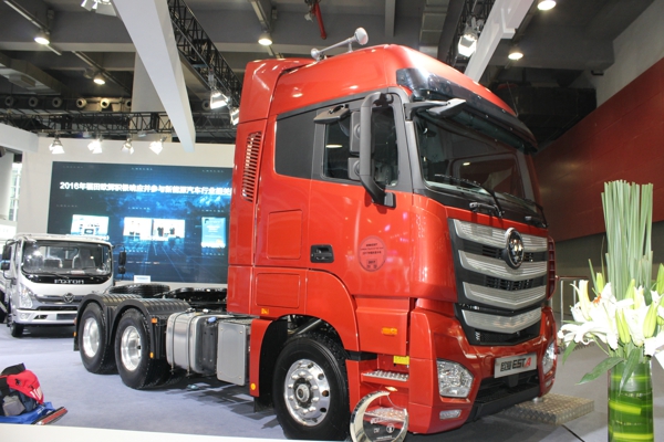 福田汽車展示的互聯(lián)網(wǎng)超級卡車歐曼EST A 6X4標準型牽引車外觀及內(nèi)飾 (2).jpg