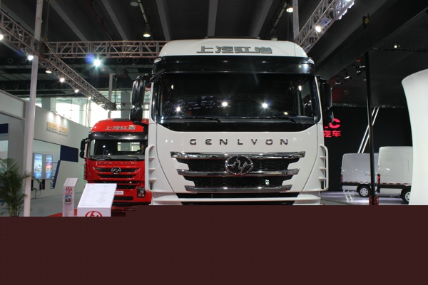 上汽紅巖展示的450馬力杰獅C500國五牽引車外觀及內(nèi)飾 (6).jpg