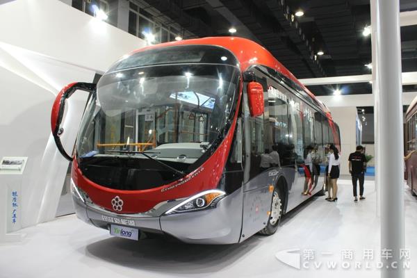 銀隆新能源展示的13.7米純電動城市客車的外觀及內(nèi)飾 (2).jpg