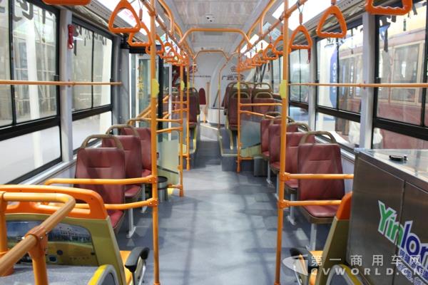 銀隆新能源展示的13.7米純電動城市客車的外觀及內(nèi)飾 (4).jpg