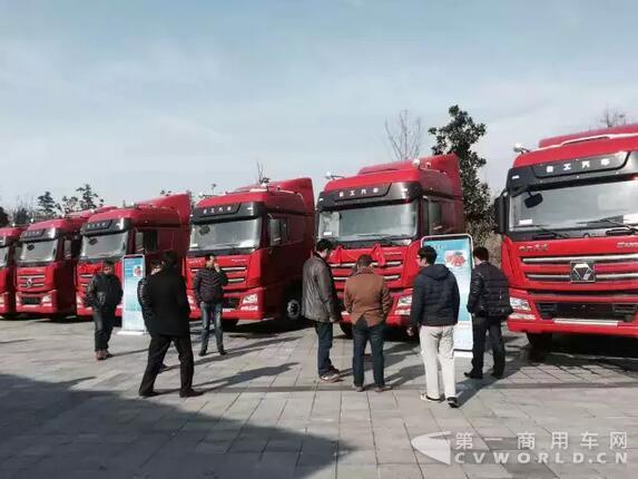 徐工重卡在淮安交車15輛 當(dāng)晚達成訂單20余輛.jpg