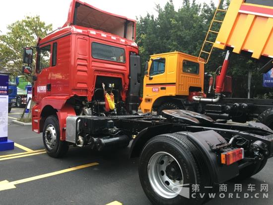 陜汽德龍新M3000 4×2牽引車，搭載濰柴9升336馬力發(fā)動(dòng)機(jī)，歐五排放2.jpg
