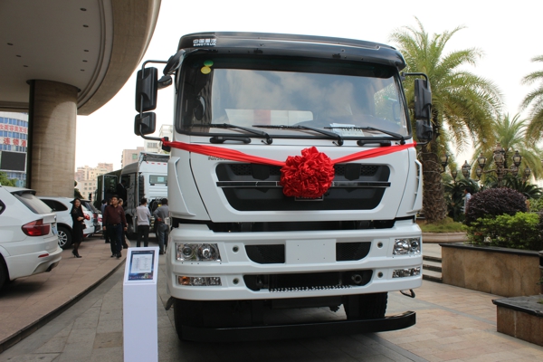 重汽會場外展示的380馬力斯太爾國五自卸車 (1).jpg