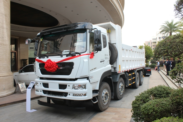 重汽會場外展示的380馬力斯太爾國五自卸車 (3).jpg