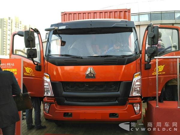 重汽HOWO G5X中卡箱式運(yùn)輸車，搭載MC05高壓共軌發(fā)動機(jī).jpg