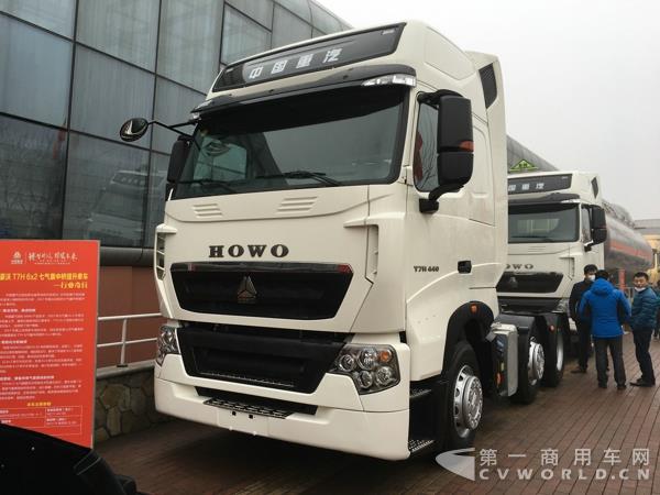 豪沃T7H 6×2 七氣囊中橋提升牽車.jpg