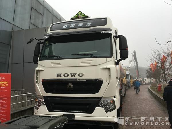 豪沃T7H 6×4 B版牽引車 2.jpg