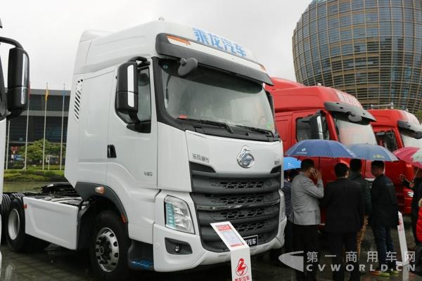 乘龍H7 6X4快遞快運(yùn)牽引車 (2).jpg