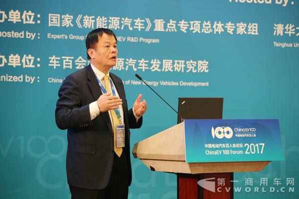 南京金龍客車制造有限公司董事長(zhǎng)黃宏生做主題演講.jpg