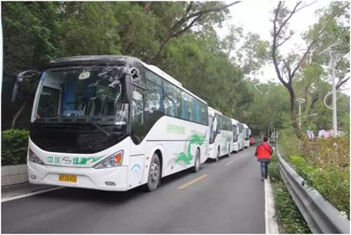 深圳街頭隨處可見(jiàn)的五洲龍純電動(dòng)通勤客車.jpg