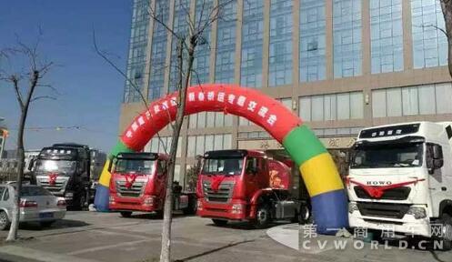 重汽鹽城喜獲9輛轎運(yùn)車(chē)訂單.jpg