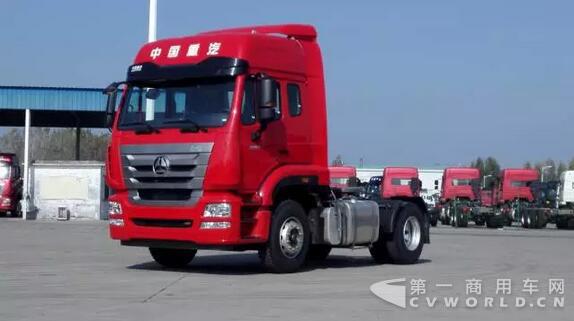 自重低至7.6噸 重汽2017版豪瀚6×4牽引車來了！3.jpg