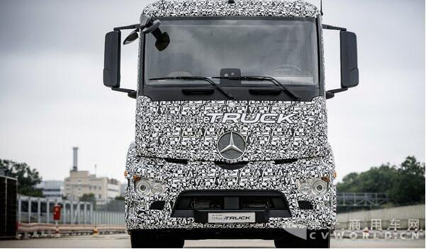 奔馳今年推出純電動(dòng)重型卡車(chē).jpg