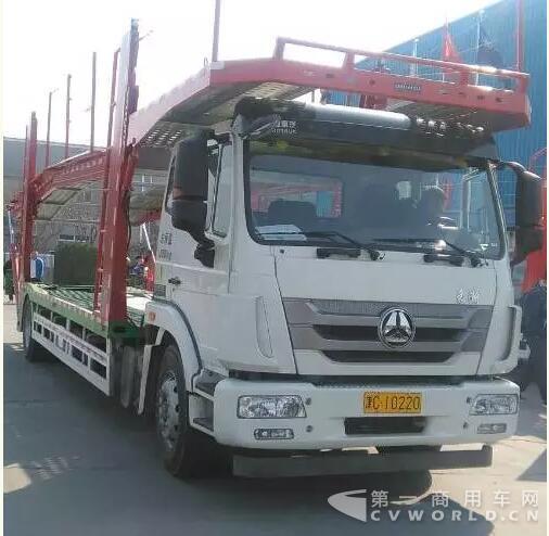 國內(nèi)首輛中國重汽4X2中置軸轎運車上牌了.jpg