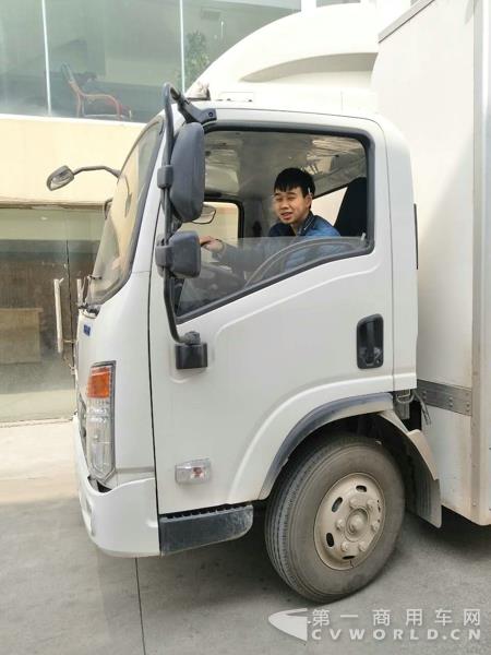 韻達快遞華陽片區(qū)“欽點”吉利遠程做運輸車輛 (1).jpg