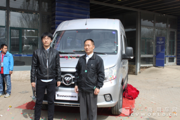 福田輕型商用車事業(yè)本部商務(wù)汽車營(yíng)銷傳播部部長(zhǎng)于金帥先生與超然包頭汽車銷售有限公司董事長(zhǎng)張煥坡先生為福田圖雅諾元首國(guó)賓車國(guó)V新車揭幕.png