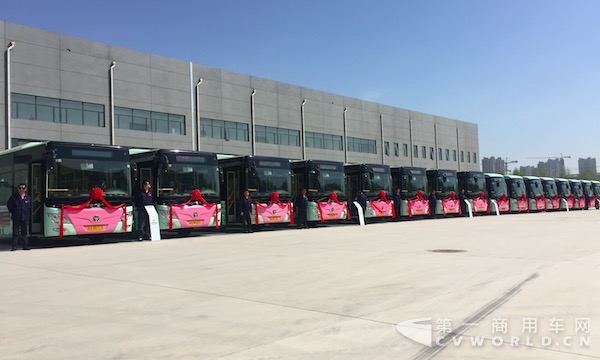 整裝待發(fā)的歐輝純電動公交車.png