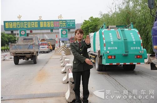 準(zhǔn)備撤銷的中衛(wèi)黃河橋收費站.jpg