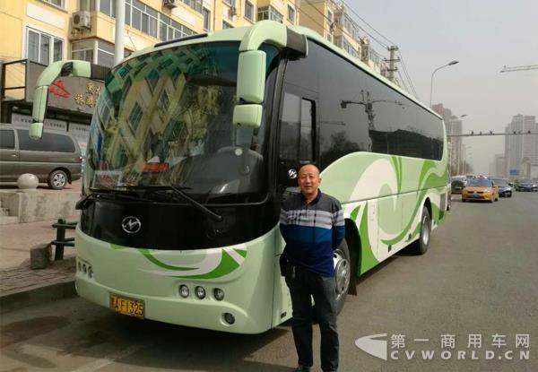 紀師傅與海格客車.jpg