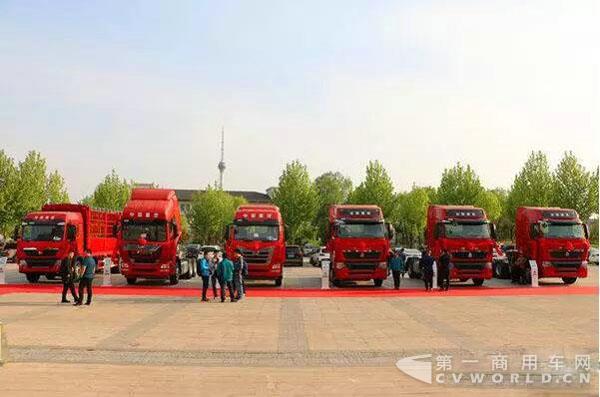 豪沃T7440牽引車.jpg