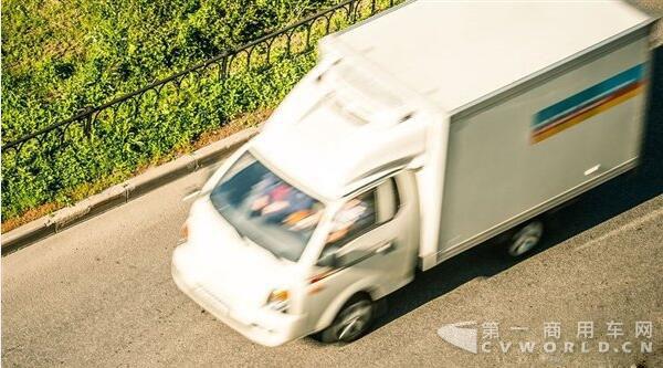 司機(jī)不夠用 新加坡推出12輛無(wú)人駕駛貨車.jpg