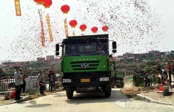 廈門首批200多輛紅巖智能渣土車投用2.jpg
