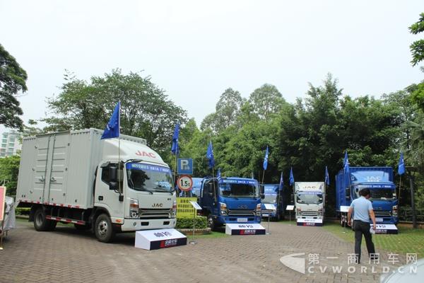 現(xiàn)場(chǎng)展車.jpg