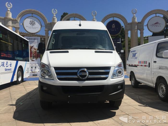 南京金龍開沃D11純電動(dòng)物流車.jpg