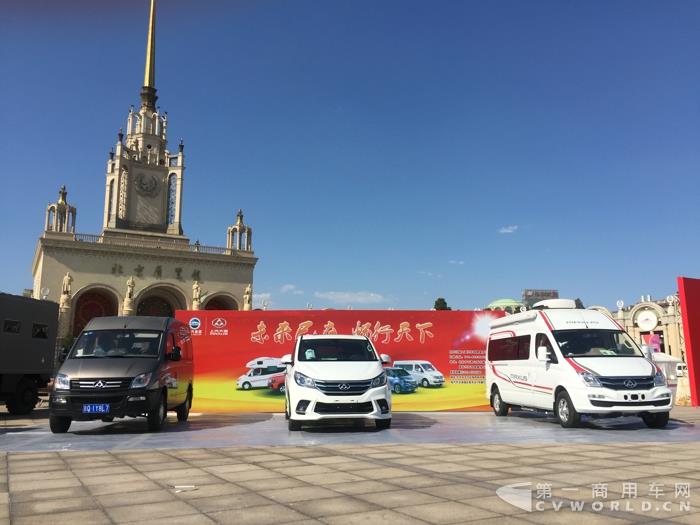 上汽大通三款展車.jpg 上汽大通三款展車.jpg