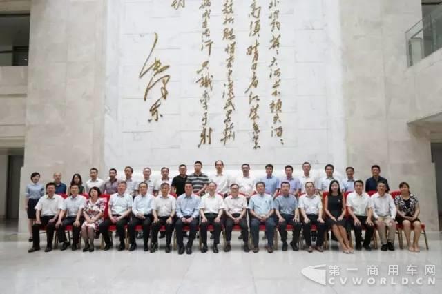 中國(guó)一汽與電子科大汽車(chē)人工智能聯(lián)合實(shí)驗(yàn)室揭牌成立1.jpg