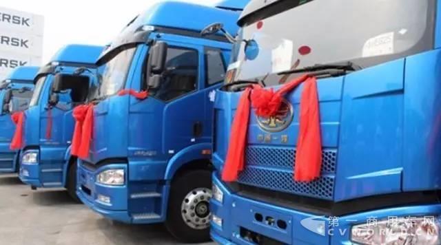 冷鏈航母，盛大起航——華冷物流百臺(tái)解放冷藏車交車儀式圓滿成功！2.jpg