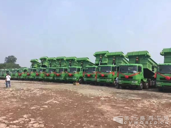 配裝自產(chǎn)漢馬發(fā)動機 20輛華菱新型城市渣土車交付使用.png