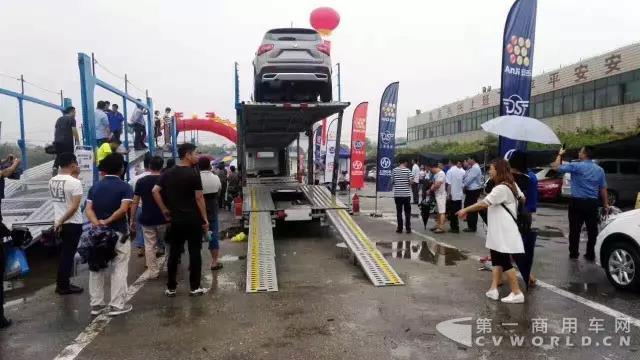 上汽紅巖中置軸轎運車柳州簽訂批量訂單！1.jpg