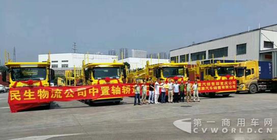 中國(guó)重汽重慶區(qū)域首批中置軸轎運(yùn)車交付民生物流.jpg