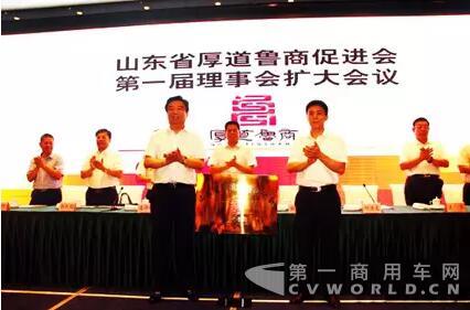 中國(guó)重汽榮膺2017年山東省“厚道魯商”品牌形象榜上榜企業(yè).jpg