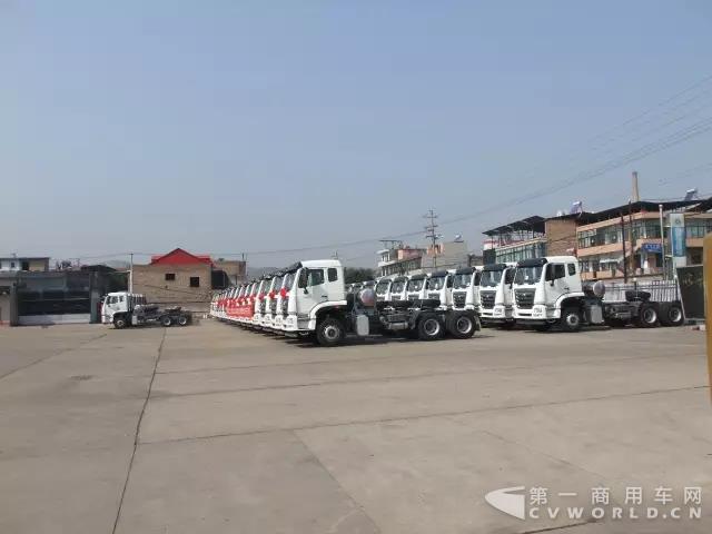 中國(guó)重汽豪瀚MT13天然氣牽引車交付用戶.jpg