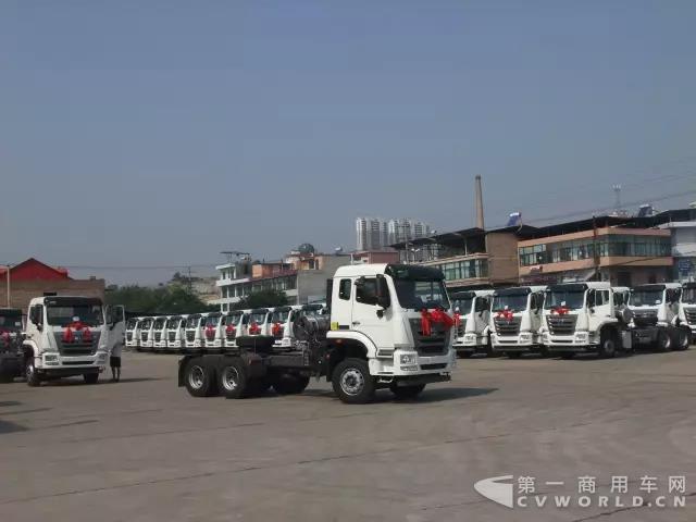 中國(guó)重汽豪瀚MT13天然氣牽引車交付用戶1.jpg